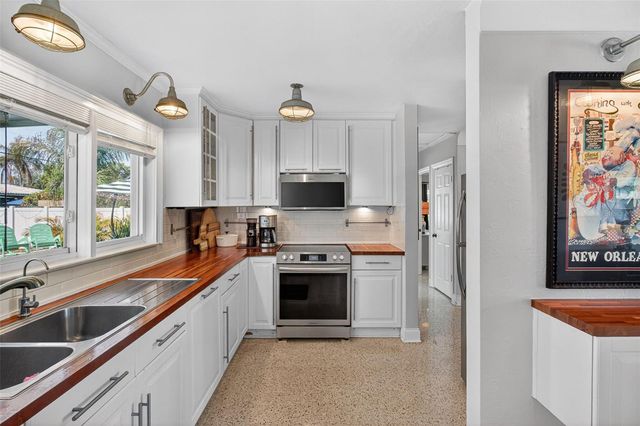 5214 25TH AVENUE N, St Petersburg, FL 33710