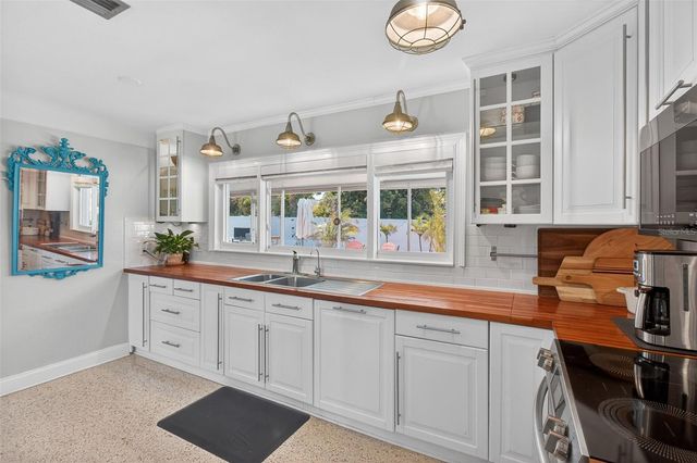 5214 25TH AVENUE N, St Petersburg, FL 33710