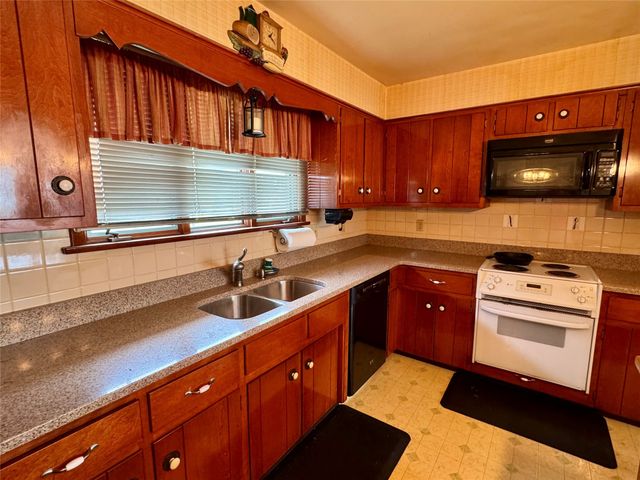 3651 DELMAR Drive, Millcreek, PA 16506