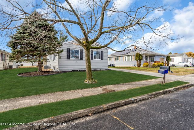 8 Venezia Street, Toms River, NJ 08757