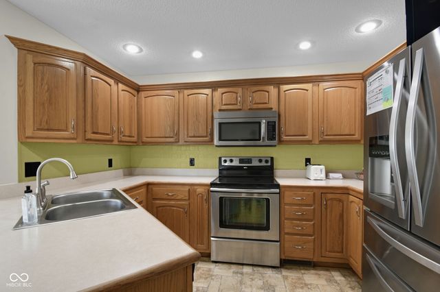 700 S Buckingham Road, Yorktown, IN 47396