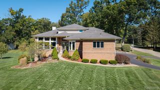 5565 Ford Road, Commerce Charter Township, MI 48382