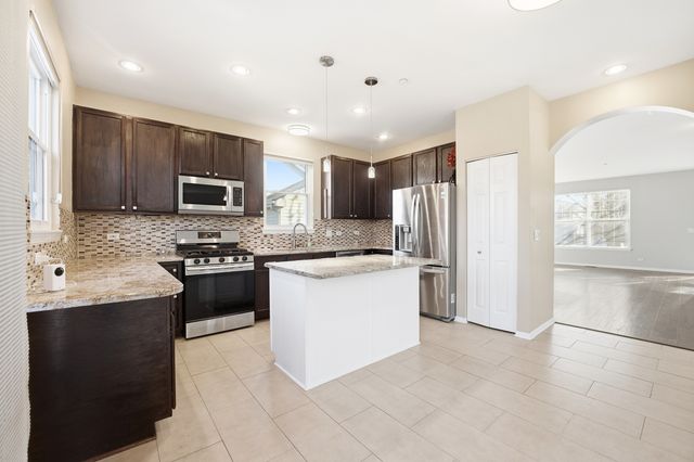 2140 Colchester Avenue, Hoffman Estates, IL 60192