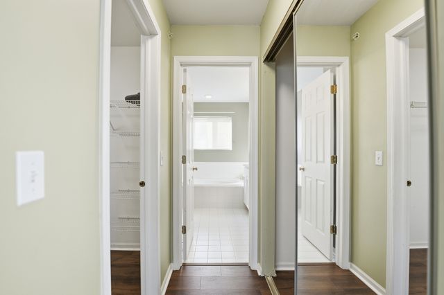 2140 Colchester Avenue, Hoffman Estates, IL 60192