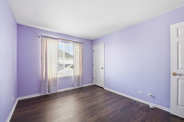 2140 Colchester Avenue, Hoffman Estates, IL 60192