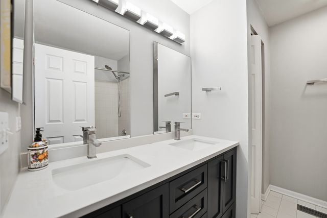 2140 Colchester Avenue, Hoffman Estates, IL 60192