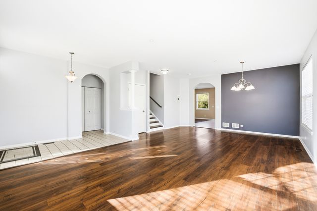 2140 Colchester Avenue, Hoffman Estates, IL 60192