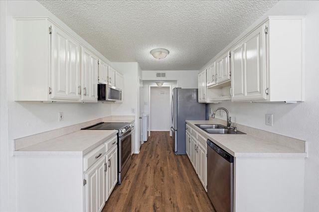 829 W Crossland Boulevard, Grand Prairie, TX 75052