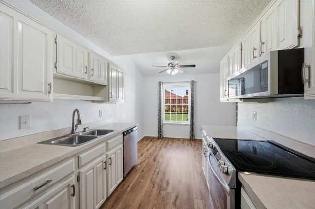829 W Crossland Boulevard, Grand Prairie, TX 75052
