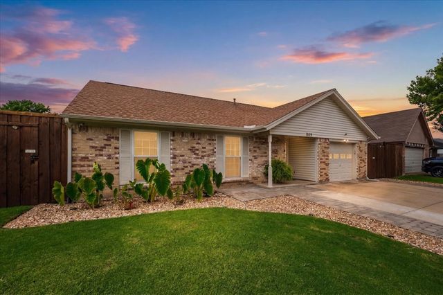 829 W Crossland Boulevard, Grand Prairie, TX 75052