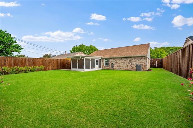 829 W Crossland Boulevard, Grand Prairie, TX 75052