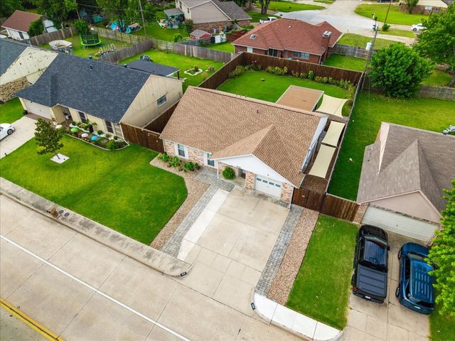 829 W Crossland Boulevard, Grand Prairie, TX 75052