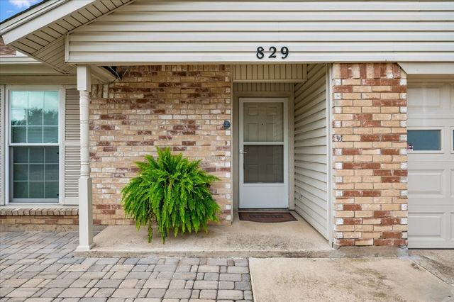 829 W Crossland Boulevard, Grand Prairie, TX 75052