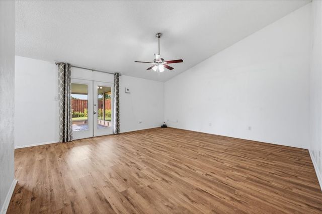 829 W Crossland Boulevard, Grand Prairie, TX 75052