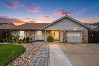 829 W Crossland Boulevard, Grand Prairie, TX 75052