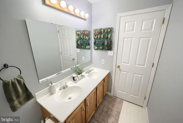 2435 WOODMONT DR, York, PA 17404