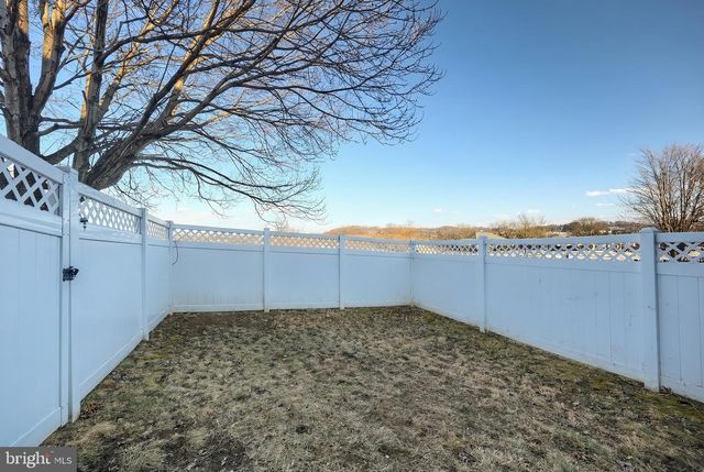 2435 WOODMONT DR, York, PA 17404