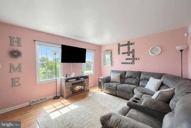 2435 WOODMONT DR, York, PA 17404