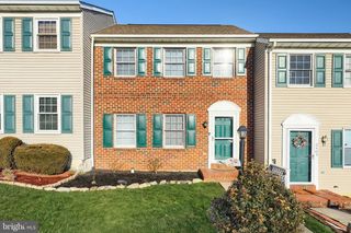 2435 WOODMONT DR, York, PA 17404