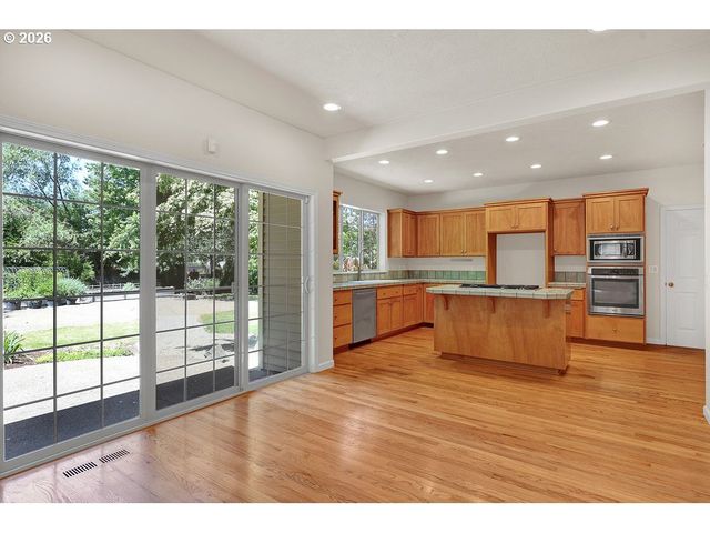 3471 LAKESIDE Dr, Eugene, OR 97401