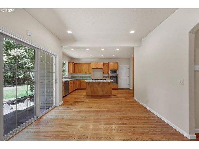 3471 LAKESIDE Dr, Eugene, OR 97401