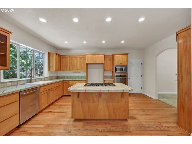 3471 LAKESIDE Dr, Eugene, OR 97401