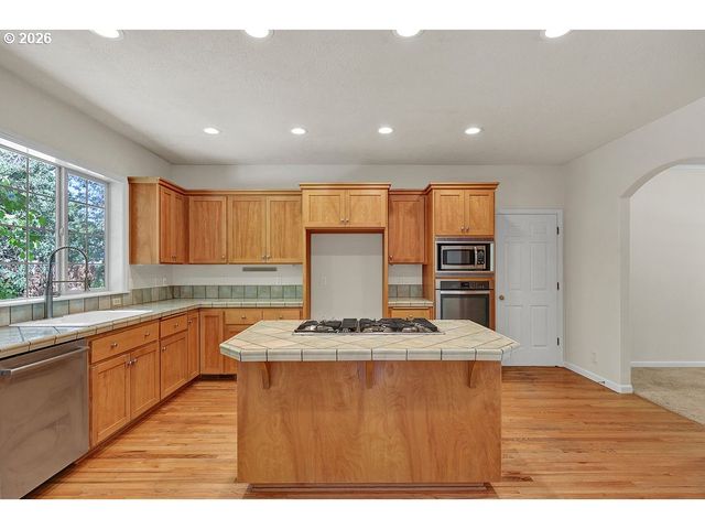 3471 LAKESIDE Dr, Eugene, OR 97401