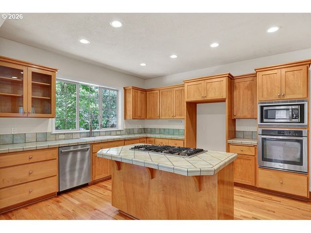 3471 LAKESIDE Dr, Eugene, OR 97401