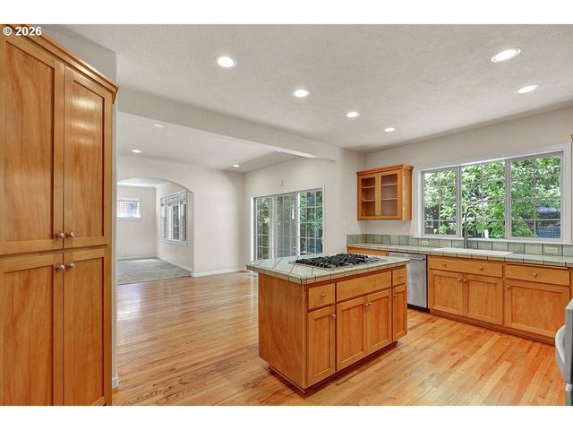 3471 LAKESIDE Dr, Eugene, OR 97401