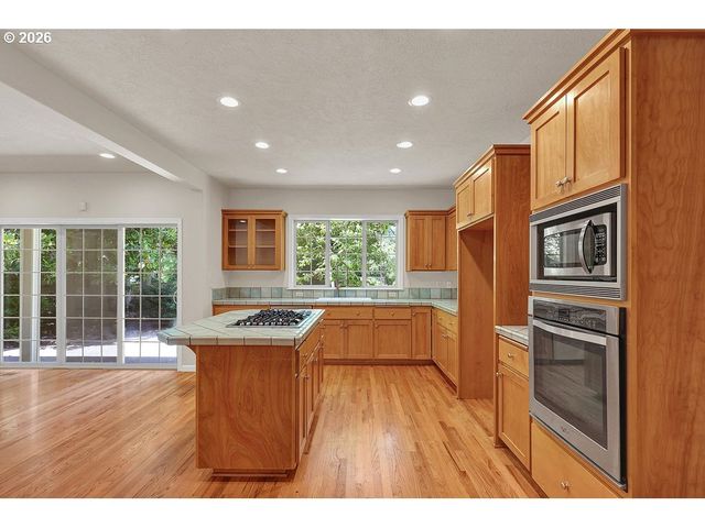 3471 LAKESIDE Dr, Eugene, OR 97401