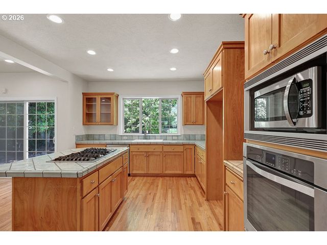 3471 LAKESIDE Dr, Eugene, OR 97401