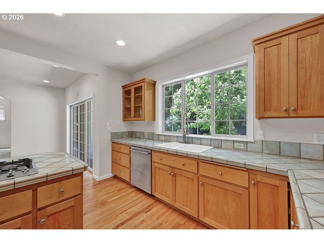 3471 LAKESIDE Dr, Eugene, OR 97401