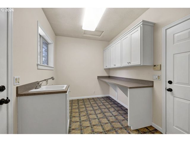 3471 LAKESIDE Dr, Eugene, OR 97401