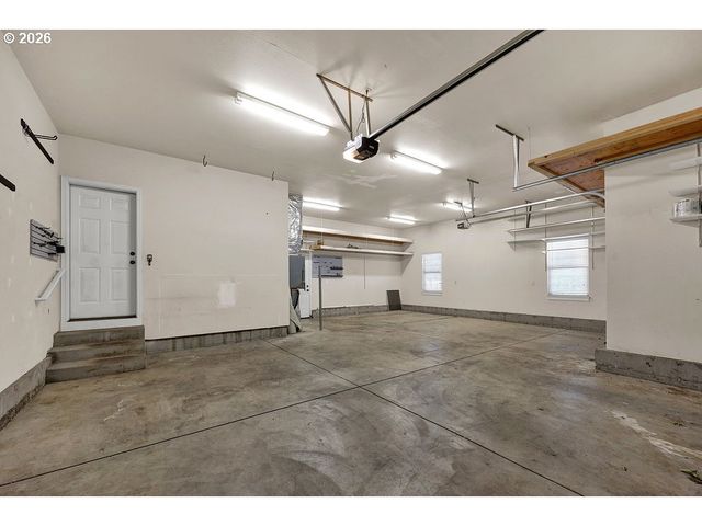 3471 LAKESIDE Dr, Eugene, OR 97401