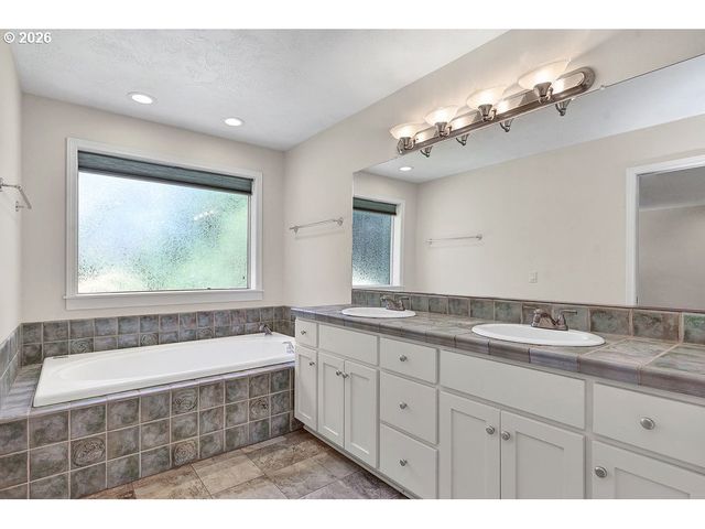 3471 LAKESIDE Dr, Eugene, OR 97401