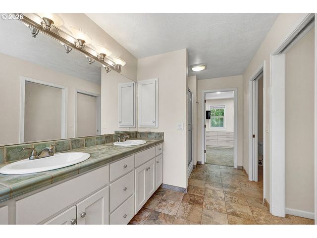 3471 LAKESIDE Dr, Eugene, OR 97401
