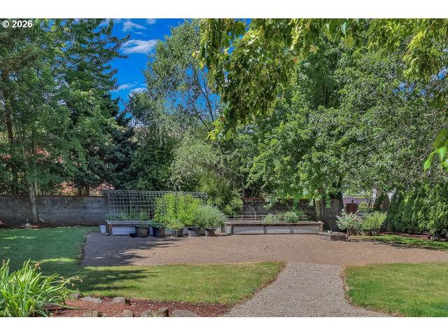 3471 LAKESIDE Dr, Eugene, OR 97401