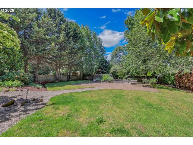 3471 LAKESIDE Dr, Eugene, OR 97401