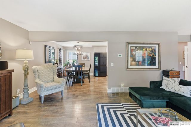 8106 Manderson Street, Omaha, NE 68134