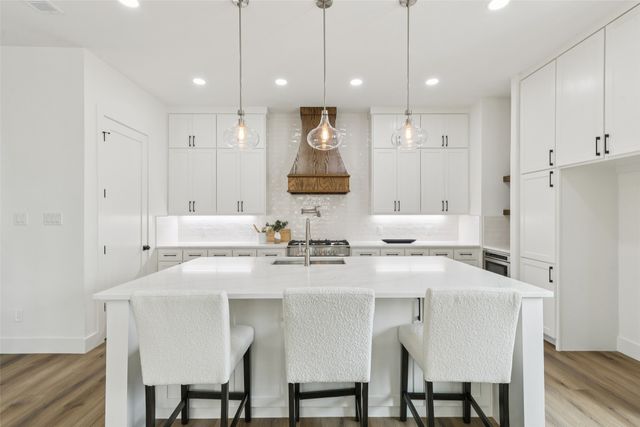 1004 W 10th Street, Dallas, TX 75208