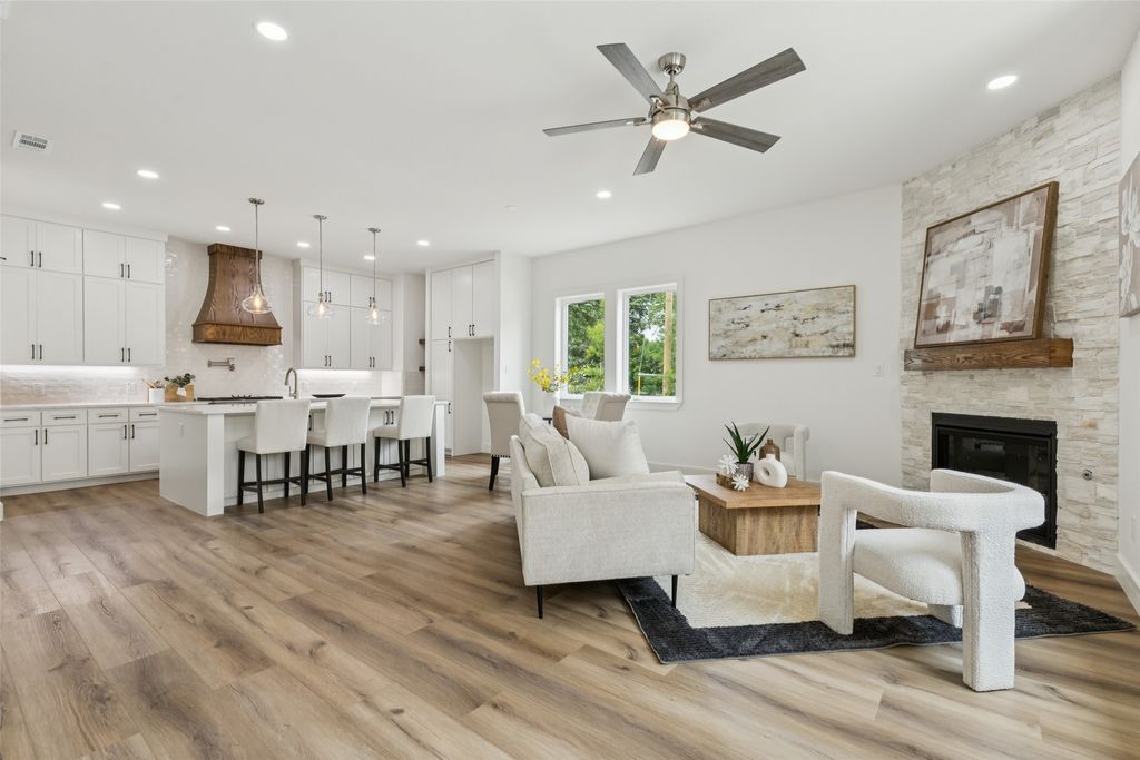 1004 W 10th Street, Dallas, TX 75208