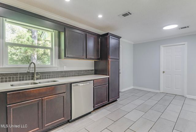 6608 Columbus Circle, Ocean Springs, MS 39564