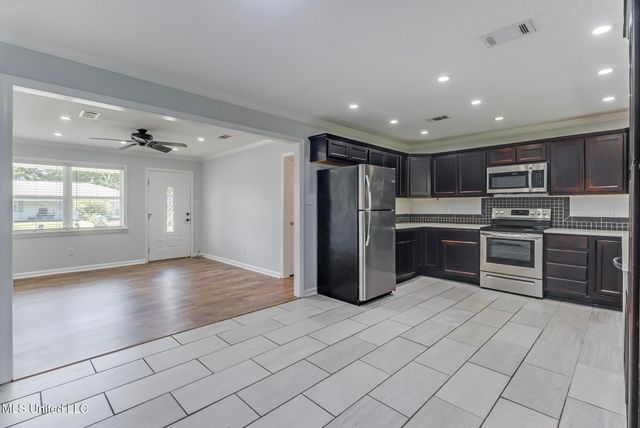 6608 Columbus Circle, Ocean Springs, MS 39564