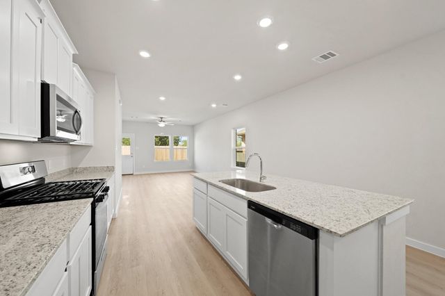 142 Kelly Street, Angleton, TX 77515