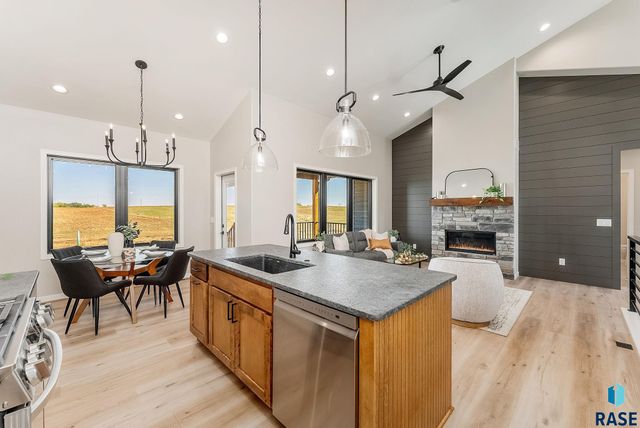 2516 E Chestnut Trl Trail, Brandon, SD 57005
