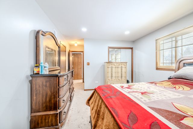 8821 W 100th St Street, Palos Hills, IL 60465