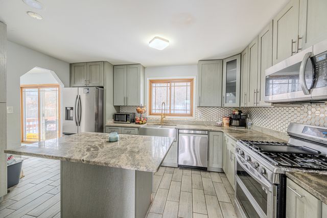 8821 W 100th St Street, Palos Hills, IL 60465