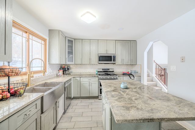 8821 W 100th St Street, Palos Hills, IL 60465