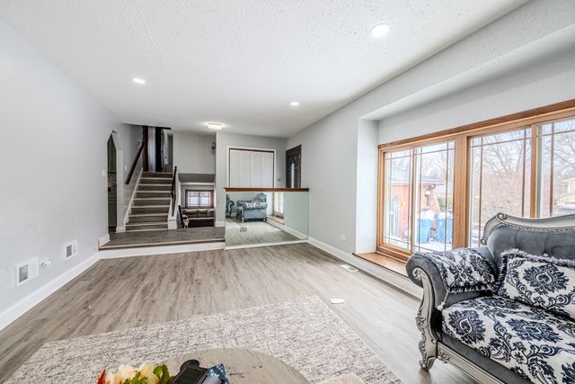 8821 W 100th St Street, Palos Hills, IL 60465