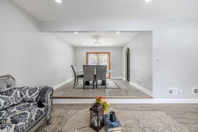 8821 W 100th St Street, Palos Hills, IL 60465